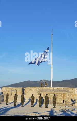 Athen, Griechenland: 24. September 2021: Zeremonie der griechischen Flagge an der Akropolis-Stätte während der blauen Stunde direkt nach Sonnenuntergang in Athen in Griechenland Stockfoto