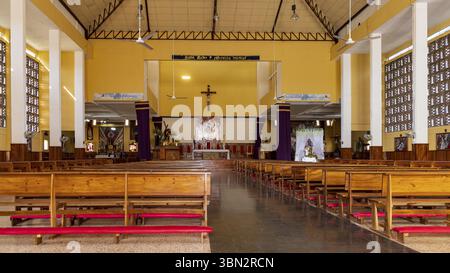 Juilgalpa, Nicaragua - 13. März 2024: Im Inneren der Juilgalpa Himmelfahrt der katholischen Kathedrale unserer Dame entlang des zentralen Parks in Juilgalpa Hauptstadt CH Stockfoto