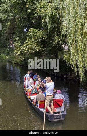 Burg, Deutschland - 22. Juli 2023: Fahrt mit traditionellem Kesselboot im Spreewald Venedig zwischen Dresden und Berlin im brandenburgischen Bundesstaat GE Stockfoto