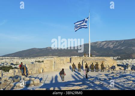 Athen, Griechenland: 24. September 2021: Zeremonie der griechischen Flagge an der Akropolis-Stätte während der blauen Stunde direkt nach Sonnenuntergang in Athen in Griechenland Stockfoto