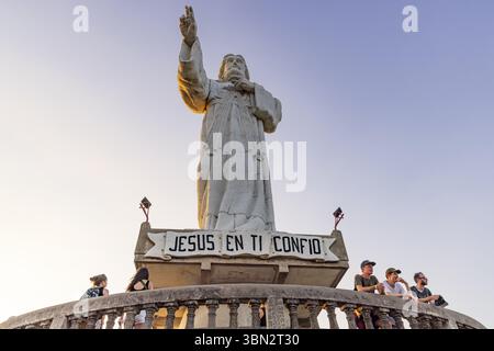 San Juan del Sur, Nicaragua - 23. März 2024: Hoch aufragende Statue des heutigen Christus der Barmherzigkeit auf einer Klippe über der Bucht von San Juan del Sur Stockfoto