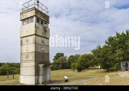 Wachturm am Grenzhaus oder Grenzhus-Museum in Schlagsdorf erzählt die Geschichte des Eisernen Vorhangs zwischen dem ehemaligen Ost- und Westdeutschland du Stockfoto