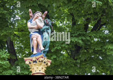 Burgdorf, Schweiz - 16. Mai 2023: Großer Kastanienbaum in der Altstadt von Burgdorf, Kanton Bern in der Schweiz bei bewölktem Tag Stockfoto