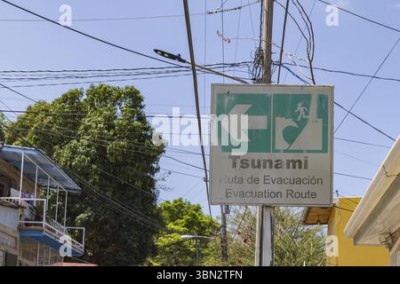 San Juan del Sur, Nicaragua - 23. März 2024: Tsunami-Warnschild mit spanischem Text in den Straßen von San Juan del Sur in Nicaragua Stockfoto