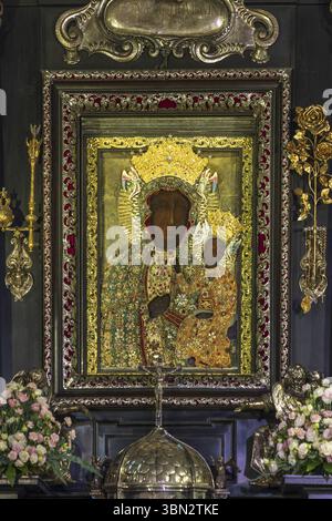 Czestochowa, Polen – 19. Juli 2023: Hauptaltar mit der wundertätigen Ikone der Schwarzen Madonna im Kloster und der Kirche Jasna Gora. Polnische katholische Pilgr Stockfoto