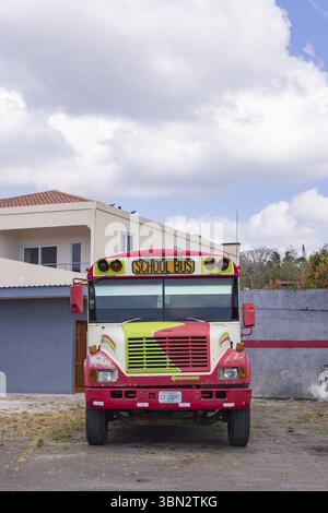 Juilgalpa, Nicaragua - 13. März 2024: Farbenfroher amerikanischer Schulbus in der Hauptstadt Juilgalpa, Abteilung Chontales von Nicaragua Stockfoto