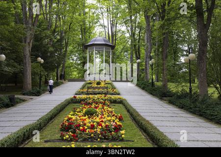Polanica Zdroj, Polen, 16. Juli 2023: Park Zdrojowy W Polanicy-Zdroju in der Stadt Polanica Zdroj im Kreis Klodzko, Woiwodschaft Niederschlesien im Westen Stockfoto