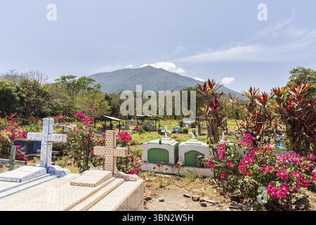 Ometepe, Nicaragua - 21. März 2024 farbenfroher Friedhof mit Vulkan im Hintergrund auf der Insel Ometepe im Südwesten Nicaraguas Mittelamerika Stockfoto