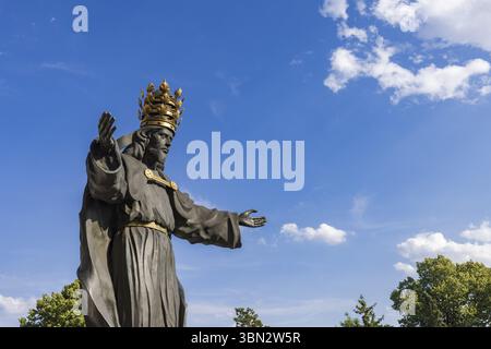 Tschenstochau, Polen - 19. Juli 2023: Schwarze Christusstatue mit dreifacher goldener Krone im Kloster Jasna Gora und Kirche. Polnische katholische Wallfahrtsstätte Stockfoto