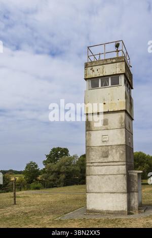 Wachturm am Grenzhaus oder Grenzhus-Museum in Schlagsdorf erzählt die Geschichte des Eisernen Vorhangs zwischen dem ehemaligen Ost- und Westdeutschland du Stockfoto