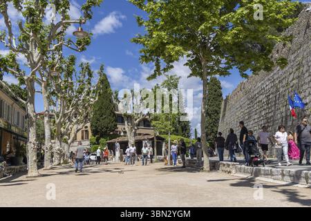 Saint Paul de Vence, Frankreich - 8. Mai 2024: Leute spielen Petanque oder Jeu de Boules in Saint Paul de Vence im Departement Alpes Maritimes, Provence Alp Stockfoto