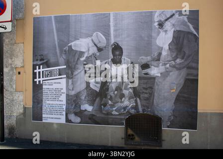 Perpignan, Frankreich, Plakate an der Straßenmauer, Touristen, Besuch des Internationalen Fotojournalismus-Festivals, draußen, Fotoausstellungen, „Visa pour l'Image“ Stockfoto