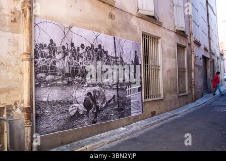 Perpignan, Frankreich, Plakate an der Straßenmauer, Touristen, Besuch des Internationalen Fotojournalismus-Festivals, draußen, Fotoausstellungen, „Visa pour l'Image“ Stockfoto