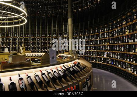Bordeaux, Frankreich - 27. April 2022: Ladeneinrichtung von Wine muesum La Cite du Vin Innenstadt von Bordeaux im Südwesten Frankreichs Stockfoto