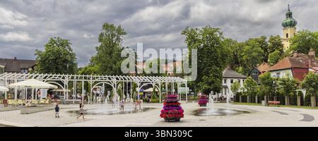 Polanica Zdroj, Polen, 16. Juli 2023: Kinder spielen mit Wasserfontänen Polanicki Rynek in Polanica Zdroj im Kreis Klodzko, Woiwow Niederschlesien Stockfoto