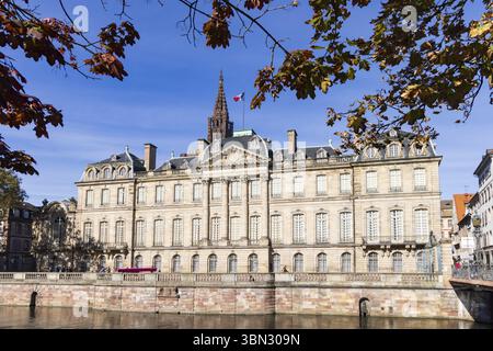 Blick auf die Straße mit Palais Rohan in der Altstadt von Straßburg im Elsass entlang des Rheins in Frankreich Stockfoto