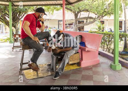 Juilgalpa, Nicaragua - 13. März 2024: Schuhputzer im Central Park der Hauptstadt Juilgalpa, Departement Chontales in Nicaragua Zentralamerika Stockfoto