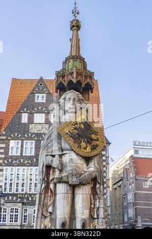 Bremen, Deutschland - 13. November 2022: Stadtbild Bremen mit Roland-Statue auf dem Rathausplatz in Bremen im Bundesstaat Freies Hansestadt C. Stockfoto