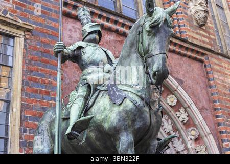 Bremen, Deutschland - 13. November 2022: Ritterskulptur vor dem alten Rathaus von Bremen in der Freie Hansestadt Bremen in Deutschland Stockfoto