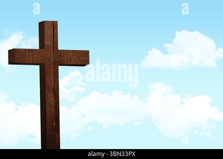 Das hölzerne Kreuz steht vor blauem Himmel mit Wolken in flachem Design und rauer Textur Stockfoto
