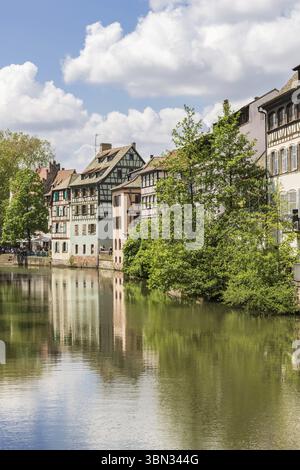Fachwerkhäuser und Kanäle in der Altstadt Petit France in Straßburg im Elsass am Rhein in Frankreich Stockfoto