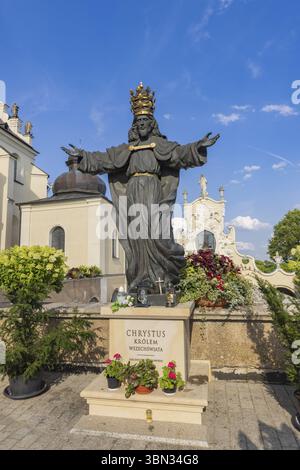 Polen, Tschenstochau - 19. Juli 2023: Schwarze Christusstatue mit dreifacher goldener Krone im Kloster und der Kirche Jasna Gora. Polnische katholische Pilgr Stockfoto