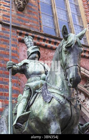 Bremen, Deutschland - 13. November 2022: Ritterskulptur vor dem alten Rathaus von Bremen in der Freie Hansestadt Bremen in Deutschland Stockfoto