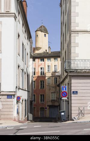Chalon-sur-Saone, Frankreich - 30. April 2024: Stadtbild mit Gasse und Turm auf Haus in Chalon-sur-Saone in Bourgogne in Frankreich Stockfoto