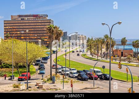 Kreuzung mit Autos, die an der Ampel auf einer Stadtstraße in Palma de Mallorca warten Stockfoto