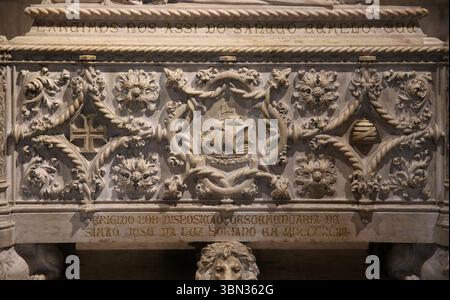 Grab von Vasco de Gama (1460-1524) im neo-Manuelinstil von Costa Mota, 19. Jh. Jeronimos Kloster. Lissabon. Portugal. Stockfoto