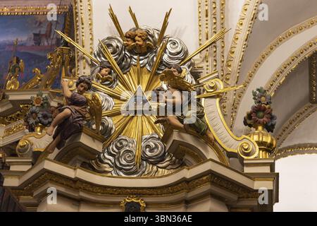 Polen, Tschenstochau - 19. Juli 2023: Skuling mit Engeln und Ei des Gottes in der Kirche Jasna Gora. Polnische katholische Wallfahrtsstätte, Europa Stockfoto