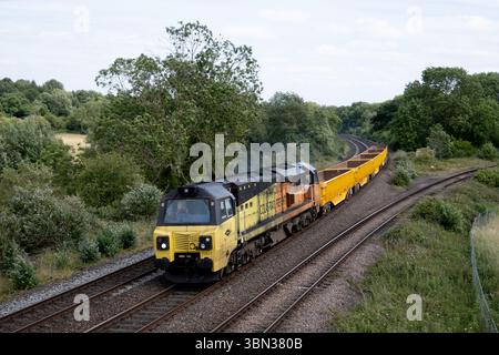 Colas Rail-Diesellokomotive der Baureihe 70 Nr. 70813, die einen kurzen Güterzug zieht, Warwickshire, Großbritannien Stockfoto