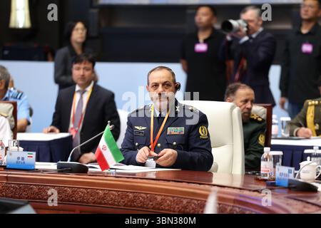 Qingdao, China, 26. Juni 2025. Das Treffen der Verteidigungsminister der Shanghai Cooperation Organization (SCO) findet am 26. Juni 2025 in Qingdao, der ostchinesischen Provinz Shandong, statt. Der chinesische Verteidigungsminister Dong Jun führt den Vorsitz und hält eine Rede. Quelle: Fu Tian/China News Service/Alamy Live News Stockfoto