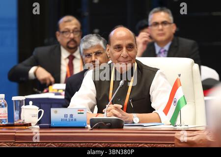 Qingdao, China, 26. Juni 2025. Das Treffen der Verteidigungsminister der Shanghai Cooperation Organization (SCO) findet am 26. Juni 2025 in Qingdao, der ostchinesischen Provinz Shandong, statt. Der chinesische Verteidigungsminister Dong Jun führt den Vorsitz und hält eine Rede. Quelle: Fu Tian/China News Service/Alamy Live News Stockfoto