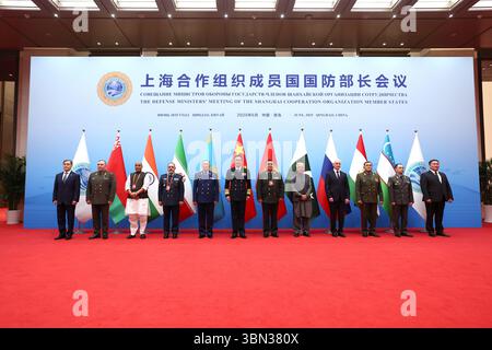 Qingdao, China, 26. Juni 2025. Das Treffen der Verteidigungsminister der Shanghai Cooperation Organization (SCO) findet am 26. Juni 2025 in Qingdao, der ostchinesischen Provinz Shandong, statt. Der chinesische Verteidigungsminister Dong Jun führt den Vorsitz und hält eine Rede. Quelle: Fu Tian/China News Service/Alamy Live News Stockfoto