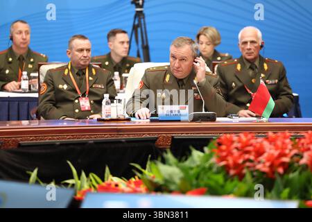 Qingdao, China, 26. Juni 2025. Das Treffen der Verteidigungsminister der Shanghai Cooperation Organization (SCO) findet am 26. Juni 2025 in Qingdao, der ostchinesischen Provinz Shandong, statt. Der chinesische Verteidigungsminister Dong Jun führt den Vorsitz und hält eine Rede. Quelle: Fu Tian/China News Service/Alamy Live News Stockfoto