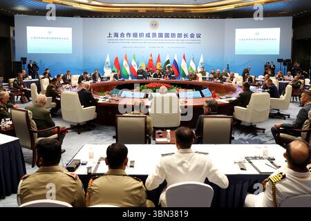 Qingdao, China, 26. Juni 2025. Das Treffen der Verteidigungsminister der Shanghai Cooperation Organization (SCO) findet am 26. Juni 2025 in Qingdao, der ostchinesischen Provinz Shandong, statt. Der chinesische Verteidigungsminister Dong Jun führt den Vorsitz und hält eine Rede. Quelle: Fu Tian/China News Service/Alamy Live News Stockfoto
