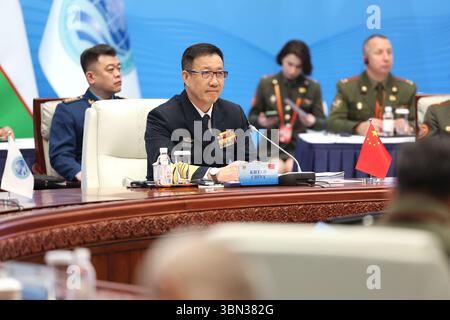 Der chinesische Verteidigungsminister Dong Jun führt den Vorsitz und hält eine Rede. Qingdao, China, 26. Juni 2025. Das Treffen der Verteidigungsminister der Shanghai Cooperation Organization (SCO) findet am 26. Juni 2025 in Qingdao, der ostchinesischen Provinz Shandong, statt. Der chinesische Verteidigungsminister Dong Jun führt den Vorsitz und hält eine Rede. Quelle: Fu Tian/China News Service/Alamy Live News Stockfoto