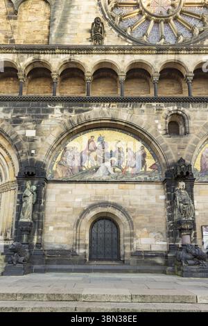 Bremen, Deutschland - 13. November 2022: Fassade des Bremer Doms mit Skulpturen und Kunstwerken Kreuzigung christi in der Freie Hansestadt Bre Stockfoto