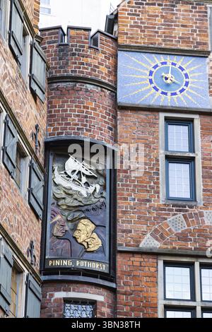 Bremen, Deutschland - 13. November 2022: Glockenspiel-Haus mit Kutsche und rotierenden Porträts berühmter Persönlichkeiten läuten dreimal täglich in Bremen in G Stockfoto