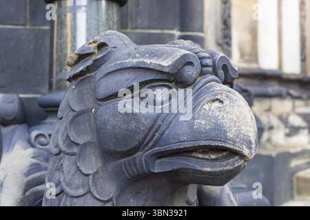 Bremen, Deutschland - 13. November 2022: Nahaufnahme des Adlerkopfes der Greifskulptur vor dem Bremer Dom in der Freie Hansestadt Brem Stockfoto