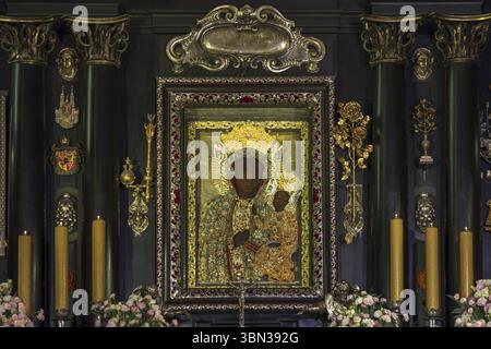Czestochowa, Polen – 19. Juli 2023: Hauptaltar mit der wundertätigen Ikone der Schwarzen Madonna im Kloster und der Kirche Jasna Gora. Polnische katholische Pilgr Stockfoto