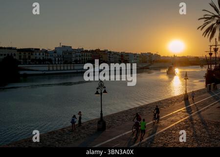 Dies ist ein Blick auf den Fluss Guadalquivir in der Nähe der Altstadt von Sevilla am 24. Juni 2021 in Sevilla, Spanien Stockfoto