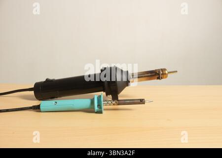 Heißluftpistole für Lötkolben isoliert auf weiß Stockfoto