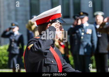 Aberdeen, Schottland, Vereinigtes Königreich - 28. Juni 2025: Parade zu Ehren des Tages der Streitkräfte 2025 in Aberdeen, Schottland, Vereinigtes Königreich. Ein Soldat grüßt. Selektiv Stockfoto