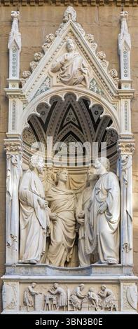 FLORENZ, ITALIEN - 17. MÄRZ 2025: Die Marmorstatue von vier gekrönten Märtyrern an der Fassade von Orsanmichele von Nanni di Banco (1408). Stockfoto