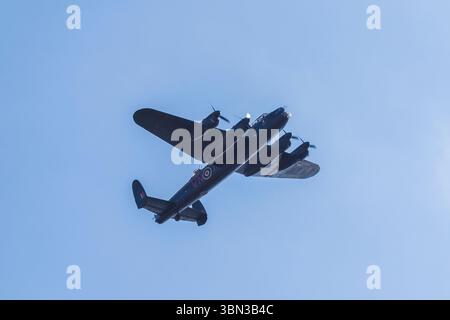 Battle of Britain Memorial Flug Avro Lancaster, vorbei an Low über Westcliff-on-Sea an einem Juninachmittag Stockfoto