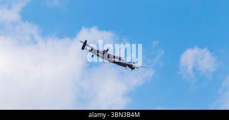 Battle of Britain Memorial Flug Avro Lancaster, vorbei an Low über Westcliff-on-Sea an einem Juninachmittag Stockfoto