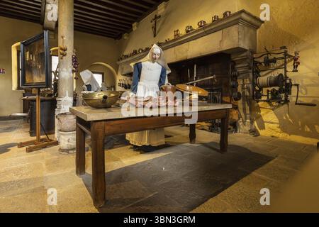 Beaune, Frankreich - 29. April 2024: Küchenszene mit Schwesternkochen in Hospices de Beaune oder Hotel-Dieu de Beaune, einer ehemaligen karitativen Almshouse in ancie Stockfoto