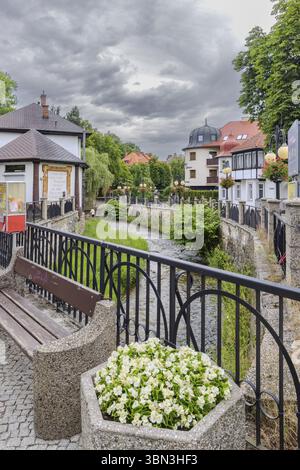 Polanica-Zdroj, Polen, 16. Juli 2023: Historisches Zentrum der Stadt Polanica Zdroj im Kreis Klodzko, Woiwodschaft Niederschlesien in Westpolen, Europa Stockfoto